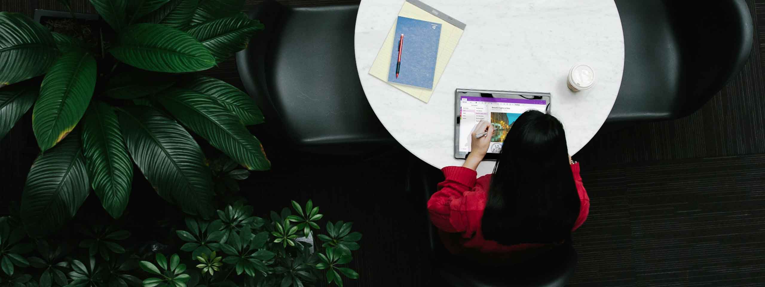 Photo d’une personne utilisant OneNote sur une tablette dans le cadre du travail
